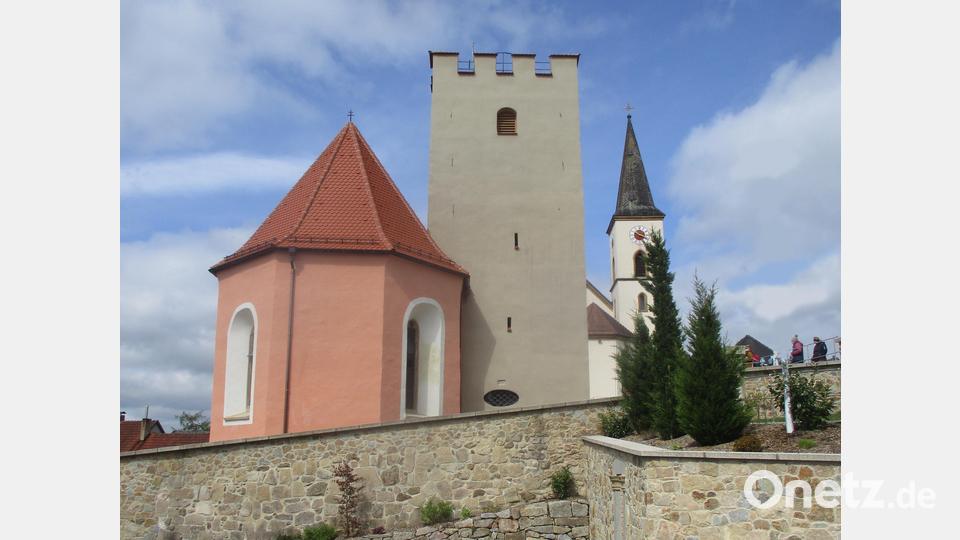 Die Versöhnungskapelle mit dem mittelalterlichen Wehrturm können am Denkmaltag in Trausnitz besichtigt werden. Bild: Hubert Liebl