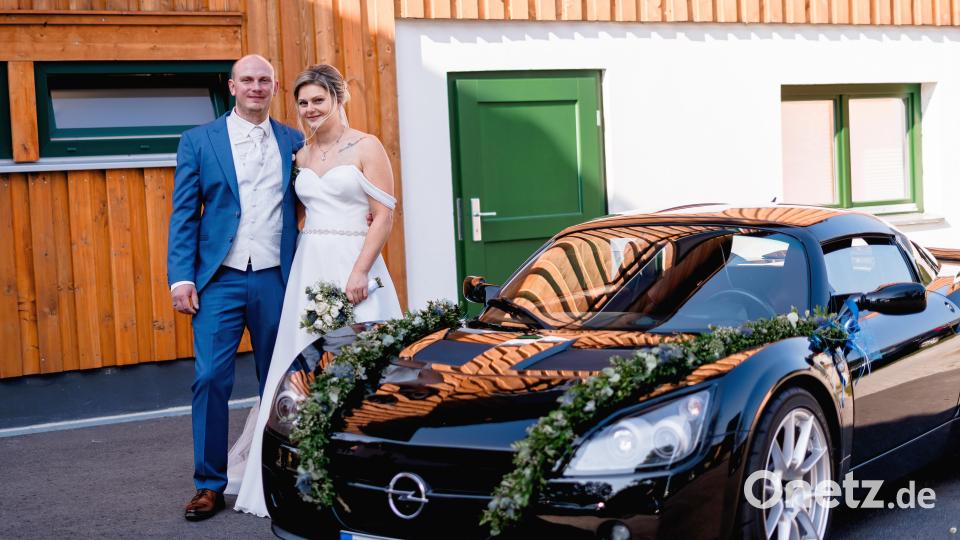 Gefeiert wurde im Mühlenhof in Mähring. Dorthin ging es mit einem geschmückten Sportwagen. Bild: Familie Hößl/exb