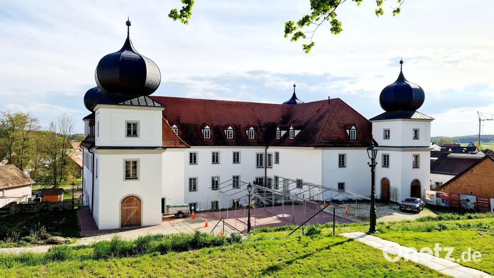 Am Tag des offenen Denkmals führt der Eigentümer dreimal interessierte Besucher durch das Schloss Pirkensee in Maxhütte-Haidhof. Bild: Robert Gerstl