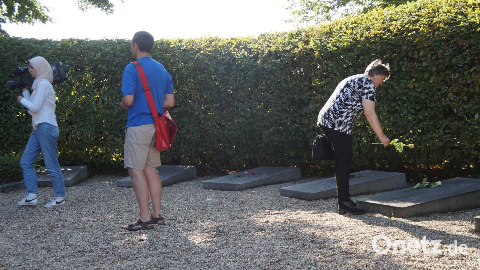 Mit dem Ablegen von Rosen auf den Gedenksteinen des KZ-Friedhofes am Plattenberg wird an die Opfer des Todesmarsches Flossenbürg-Dachau erinnert. Bild: wel