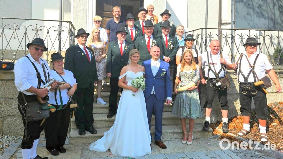 Katharina und Philipp Hößl heirateten in der Wallfahrtskirche Maria Hilf in Fuchsmühl. Empfangen wurden sie auch von einer Delegation der SG Andreas Hofer Fuchsmühl und der Böllerschützen aus Mitterteich. Bild: Familie Hößl/exb