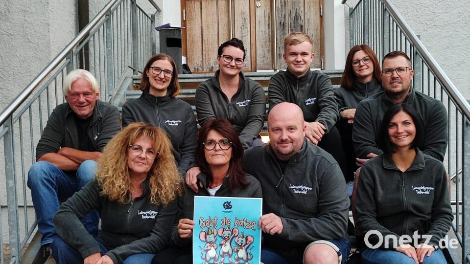 Das aktuelle Ensemble der Laienspielgruppe Fuchsmühl: Im Bild (vorne von links) Daniela Seidel, Johanna Thoma, Christian Mayerhöfer, Sabrina Früchtl, (hinten von links) Hans Walter, Andrea Weigel, Yvonne Scheckenbach, Noah Mayerhöfer, Jasmin Mayerhöfer, Andreas Robl. Es fehlt Margita Sandner. Bild: LSG Fuchsmühl/exb
