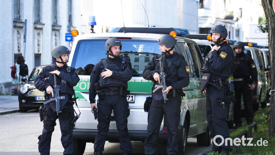 Zahlreiche Polizisten sind in der Münchner Innenstadt in der Nähe des NS-Dokumentationszentrums und des Israelischen Generalkonsulats im Einsatz. Bild: Matthias Schrader/AP/dpa