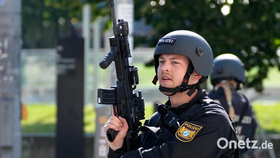 Zahlreiche Polizisten sind in der Münchner Innenstadt in der Nähe des NS-Dokumentationszentrums und des Israelischen Generalkonsulats im Einsatz. Bild: Matthias Schrader/AP/dpa