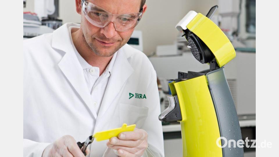 Ein Experte von Dekra prüft eine Kaffeemaschine. Bild: Dekra/exb