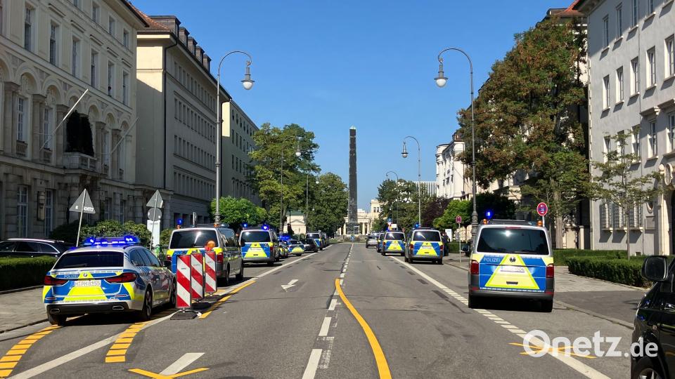 Zahlreiche Polizisten sind in der Münchner Innenstadt in der Nähe des NS-Dokumentationszentrums und des Israelischen Generalkonsulats im Einsatz. Bild: Magdalena Henkel