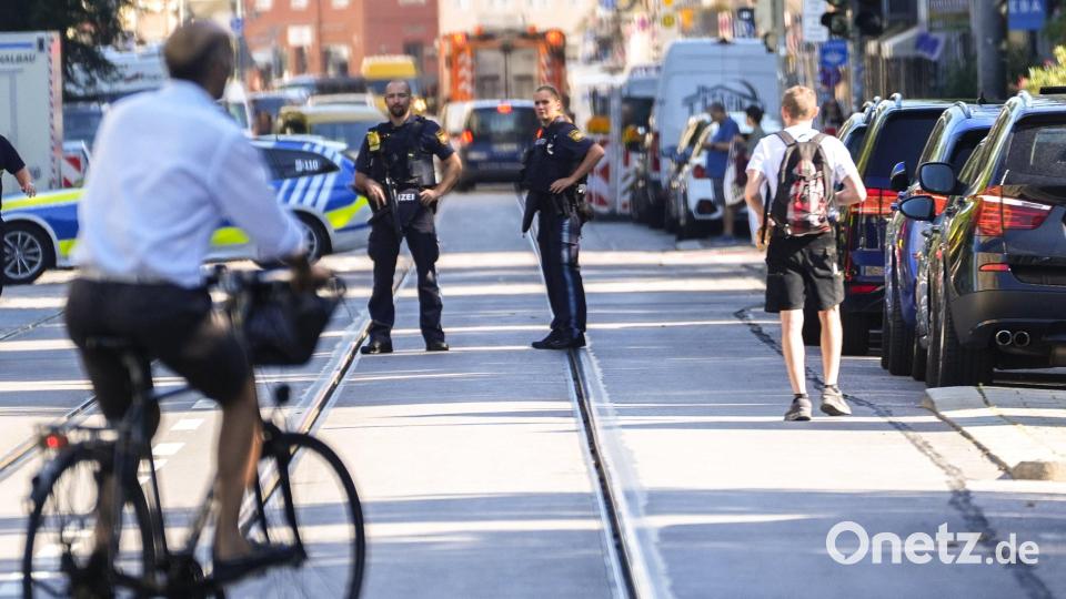 Zahlreiche Polizisten sind in der Münchner Innenstadt in der Nähe des NS-Dokumentationszentrums und des Israelischen Generalkonsulats im Einsatz. Bild: Matthias Schrader/AP/dpa