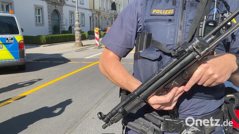 Zahlreiche Polizisten sind in der Münchner Innenstadt in der Nähe des NS-Dokumentationszentrums und des Israelischen Generalkonsulats im Einsatz. Bild: München TV/dpa