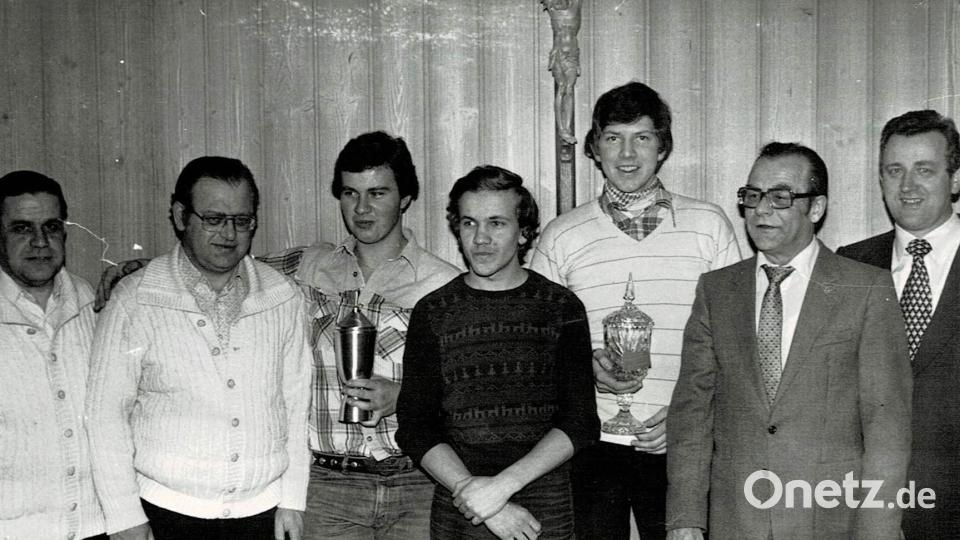 Mannschaftssieger im Leistungswettbewerb 1978. Karl Braun, Ludwig Wagner mit den erfolgreichen Klaus Zwiebler, Volker Sagner, Kurt Hochlechner (von links). Ihnen gratulierten auch Hans-Georg Heisig und Bürgermeister Georg Härning (von rechts) Archivbild: Wasserwacht Weiherhammer