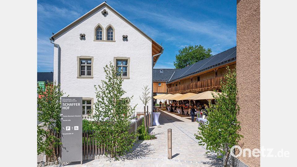 Besucher können im Schafferhof in Konnersreuth an kostenlosen Führungen durch den historischen Kirchturm mit Kirchenpfleger Otto Hofmann teilnehmen und beim Gartenfest im Innenhof entspannen. Bild: Kerstin Wegmann