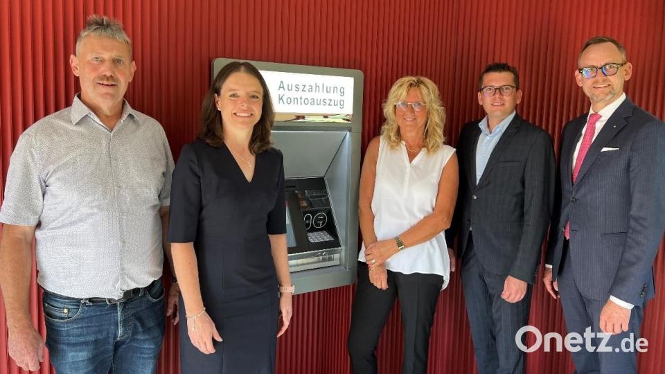 Am 12. September wird in dem neu eröffneten Sparkassenpavillon in Weigendorf ein Tag der offenen Tür gefeiert. Von links: Bürgermeister Reiner Pickel, Vorstandsmitglied Sonja Kalb, Filialleiterin Gerlinde Wendel, Marktbereichsleiter Korbinian Dunzer und Vorstandsvorsitzender Thomas Pickel Bild: Markus Raab