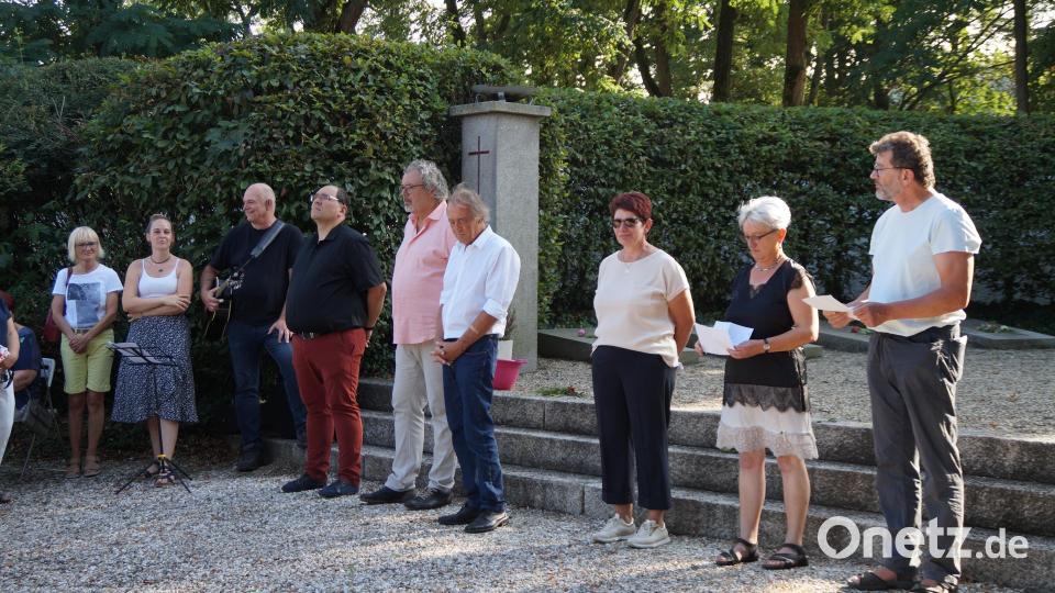 Willi Rester, Uschi Maxim, stellvertretende Bürgermeisterin Margit Reichl, Franz Schindler, Tom Hiltl, Pfarrer Gerhard Beck und Hans und Anna Deml (von rechts) erinnern in ihren Reden und Liedern an das Grauen des zweiten Weltkriegs und fordern :&quot;Nie wieder Krieg, nie wieder Faschismus&quot;. Bild: wel