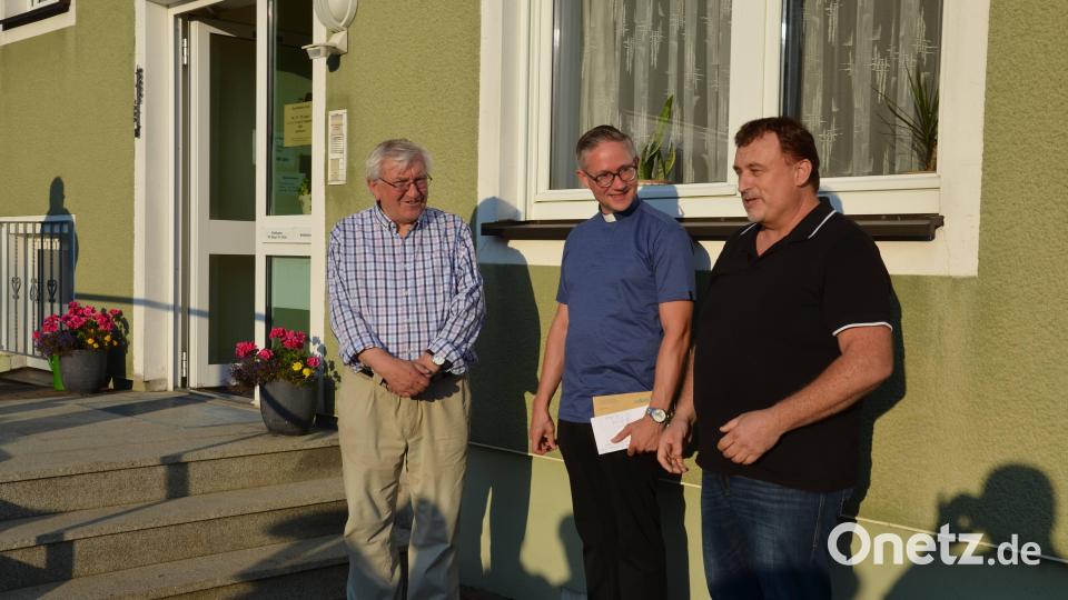 Pfarrgemeinderatssprecher Josef Kleber begrüßt Ruhestandspfarrer Wolfgang Häupl (links) im Namen der Pfarrei Waidhaus. Bild: Siegfried Zeug/exb