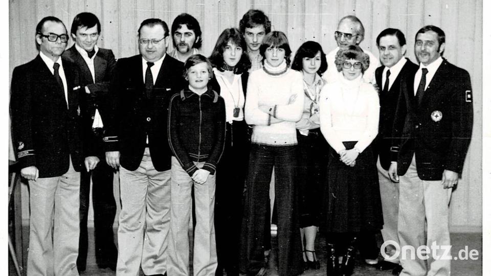 Übergabe der Lehrscheine und Rettungsschwimmabzeichen 1976 mit (von links): Hans-Georg Heisig, Dr.Arnfried Reis, Ludwig Wagner, Gerwald Adam, Hubert Mark, ,Monika Hartwig, Thomas Braun, Rita Zieglmeier. Erna Adam, Carola Neumann, Heinz Queren, Max Braun, Karl-Ludwig Schätzler. Archivbild: Wasserwacht Weiherhammer