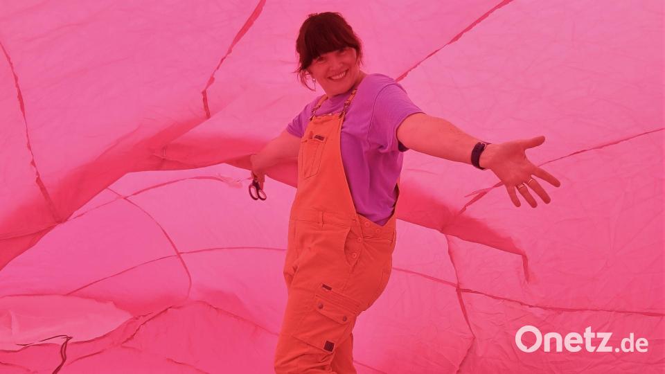 Die australische Künstlerin Amanda Parer beim Testaufbau ihrer überdimensionalen Luftobjekte für die Luftnacht 2024 in Amberg. Bild: Ina Bogner