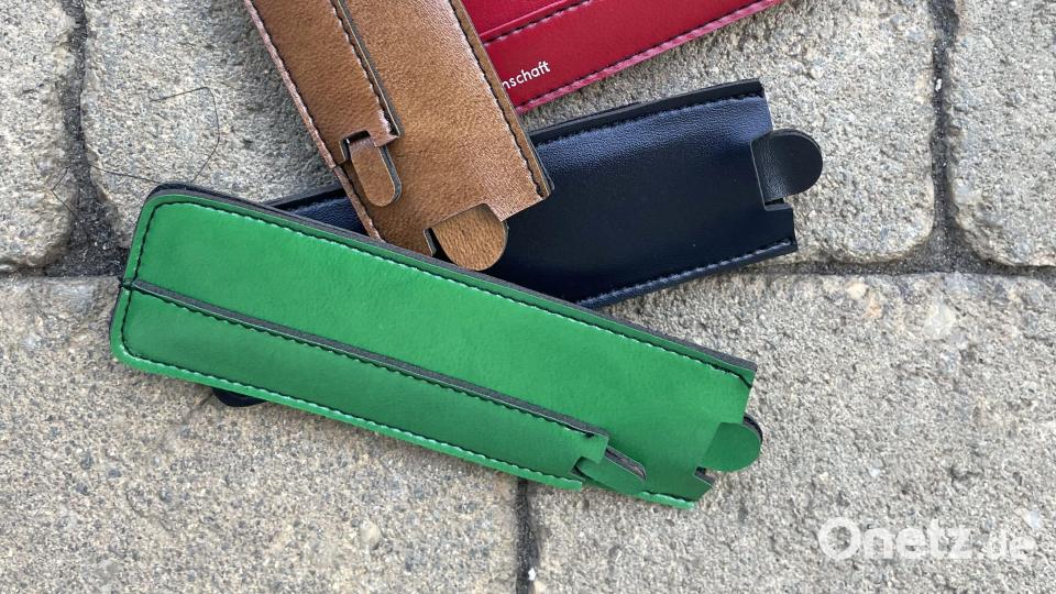 Beim Besenfest rücken diese kleinen Ledermäppchen mit Kamm und Nagelfeile in der Innenstadt in den Mittelpunkt. Bild: Rösel