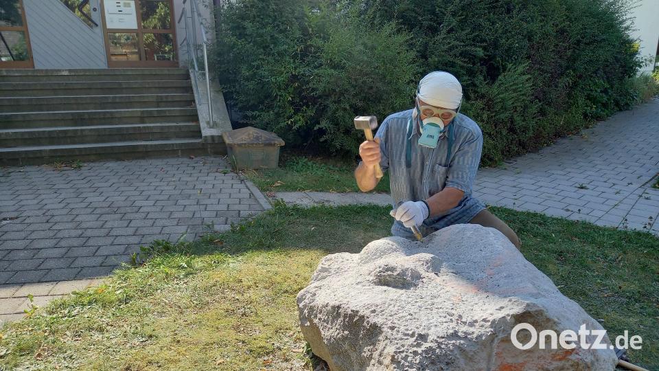 Wer wie Martin Schneider Granit bearbeitet, bei dem sollte jeder Schlag auf den Meißel sitzen. Bild: bl