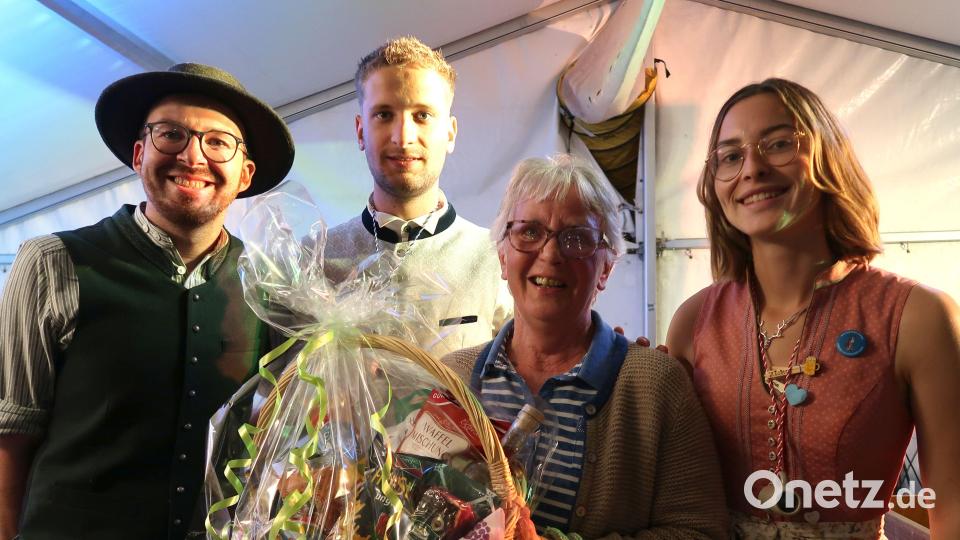 Die Kirwabaumgewinnerin(von links): 2. Vorsitzender Dorfgemeinschaft Sascha Hentschke, Lukas Ehbauer, Traudl Wagner, Leonie Janker. Bild: Heribert Urbanek/exb