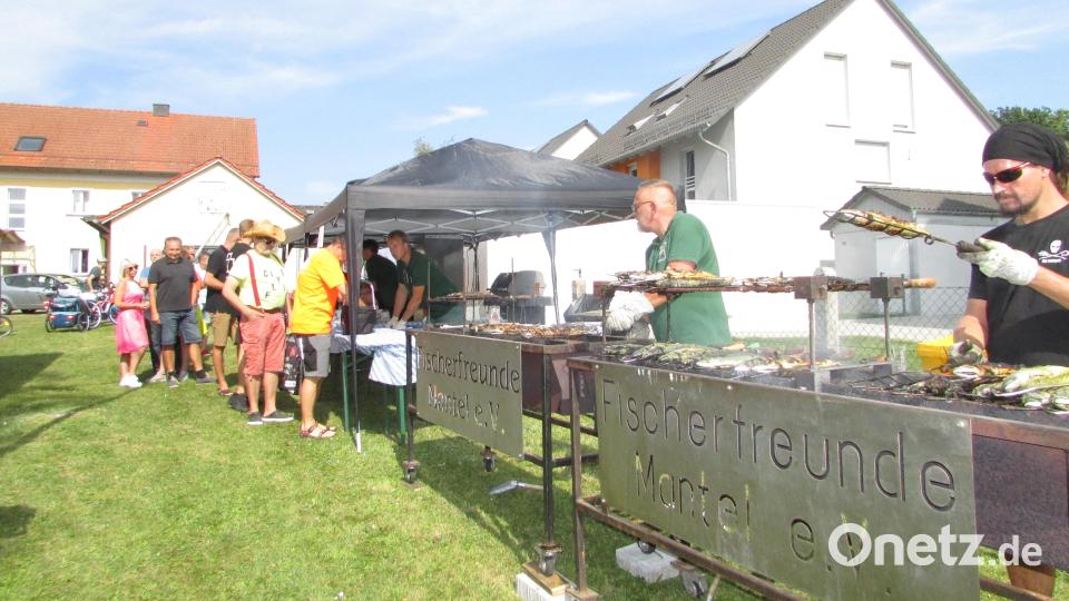 Bei strahlendem Sonnenschein haben die Männer am Grill einen heißen Job: Etliche Besucher ließen sich beim Fischerfest der Fischerfreunde Mantel wieder die leckeren Fischspezialitäten schmecken. Bild: sei