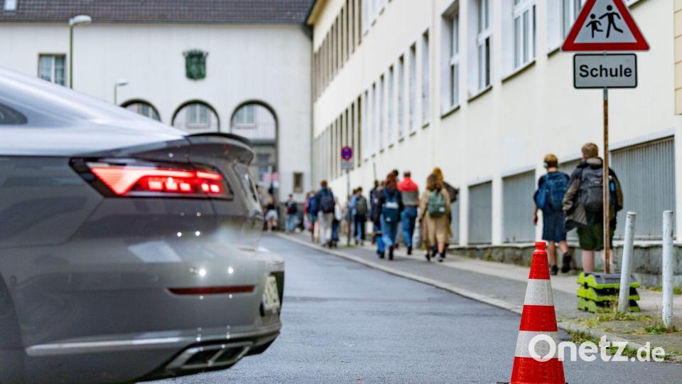 Autoverkehr unmittelbar vor Schultoren - das muss nicht sein, finden viele. Bild: Christoph Reichwein/dpa