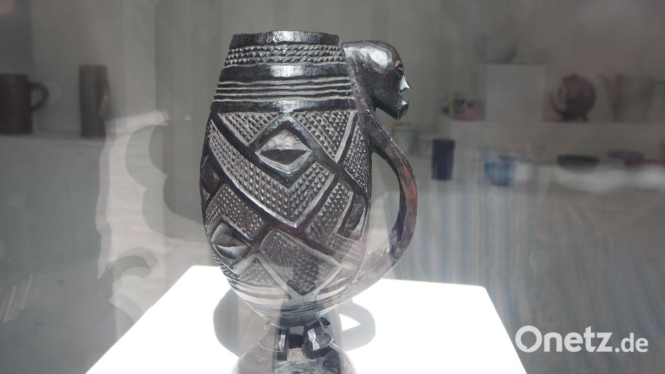 Dieses afrikanische Trinkgefäß ist aktuell Teil der Ausstellung im Kunst-Container. Bärbel Kleindorfer-Marx, Kulturreferentin des Landkreises Cham gibt zu der Sammlung am Samstag eine Einführung. Bild: bl