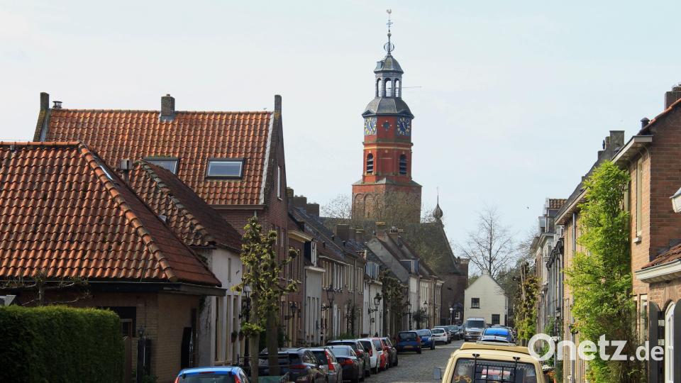 Buren, vom Turm der Lambertuskerk überragt, ist ein Ort mit königlicher Geschichte. Er wird auch «Perle der Betuwe» genannt. Bild: Bernd F. Meier/dpa
