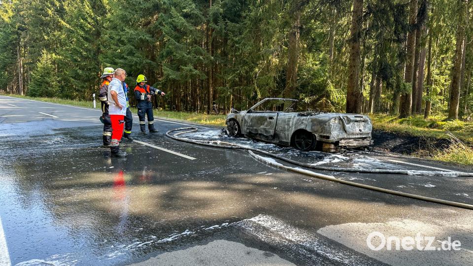 Die Feuerwehren Wurz und Neuhaus konnten den Brand löschen, bevor das Feuer auf den Wald übergreifen konnte. Bild: Leon Karwath