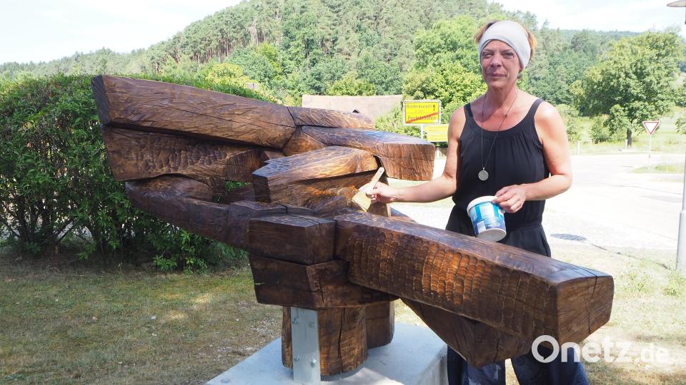 Katja von Lübtow streicht ein letztes Mal über ihr Werk aus Eichenholz, das der Kunstverein Pertolzhofen als jüngstes Element auf dem Skulpturenfeld präsentiert. Bild: bl