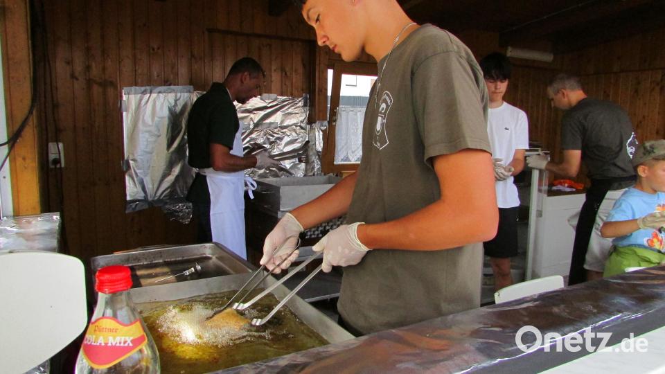 Knusprig und goldbraun werden die Karpfen gebacken. Bild: sei