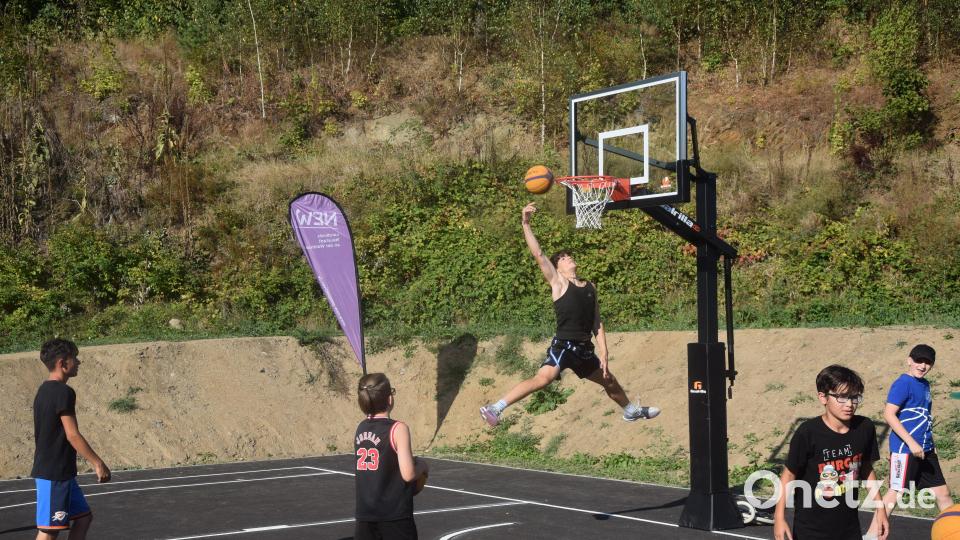 Dunking mit Akrobatik auf dem 3x3 Basketballfeld. Bild: fz