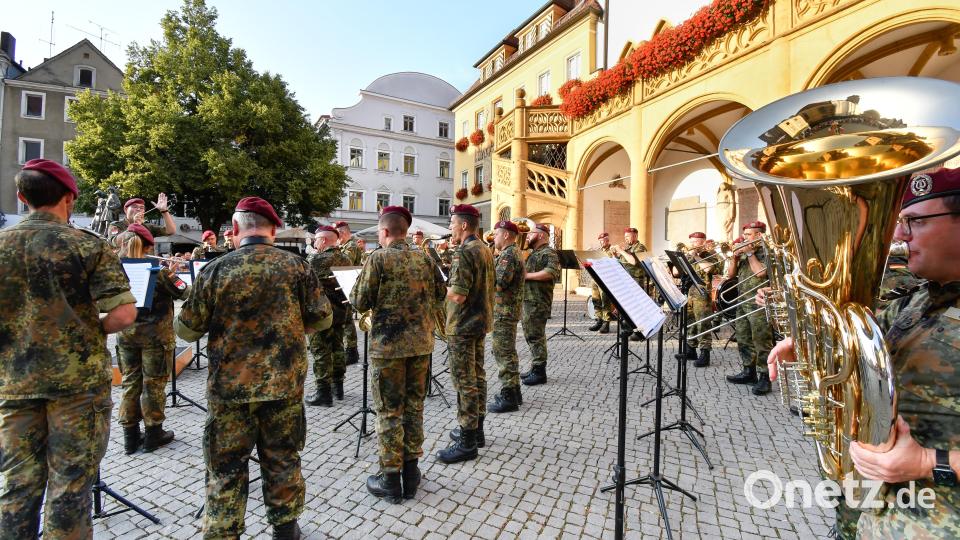 Eine musikalische Überraschung gab es für das Logistikbataillon aus der Schweppermannkaserne auf dem Marktplatz in Amberg vom Heeresmusikkorps Veitshöchheim. Bild: Petra Hartl
