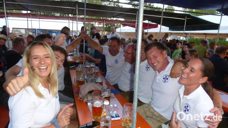 Bestens aufgelegte Freunde der österreichischen Wasserrettung aus Seeham beim Jubiläumsfest. Bild: bk