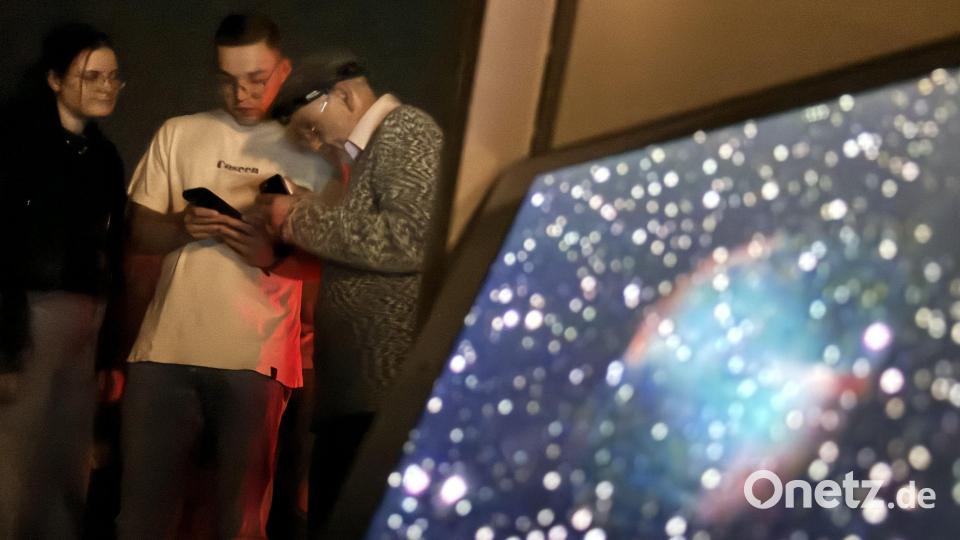 Besonders schön für die Besucher: Ein digitales Teleskop zeigte die damit eingefangenen Bilder auch groß auf einem Tablett. Und über eine App konnten sich Besucher diese auch auf ihre Handys holen und sogar Fotos davon machen. Bild: Heike Unger
