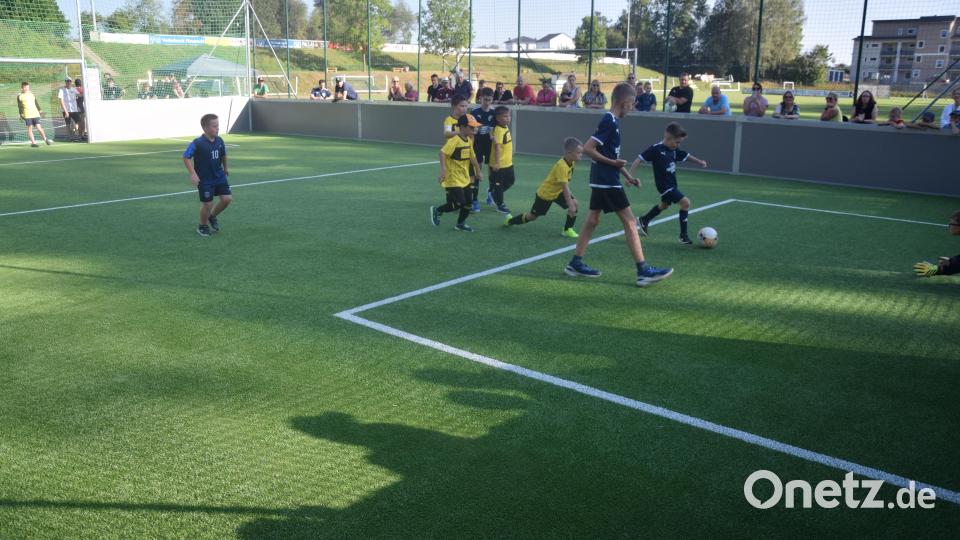 Fußballspaß auf dem neuen Soccer-Court in Neustadt/WN. Bild: fz