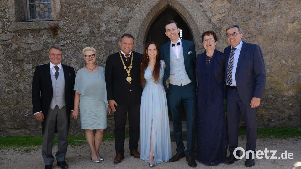 Bürgermeister Anton Kappl (mit Amtskette) traute Simon Klinnert und Tamara Reil in der Burgkapelle Leuchtenberg standesamtlich. Nach der Trauung zeigt das Paar gemeinsam mit seinen Eltern. Bild: bey