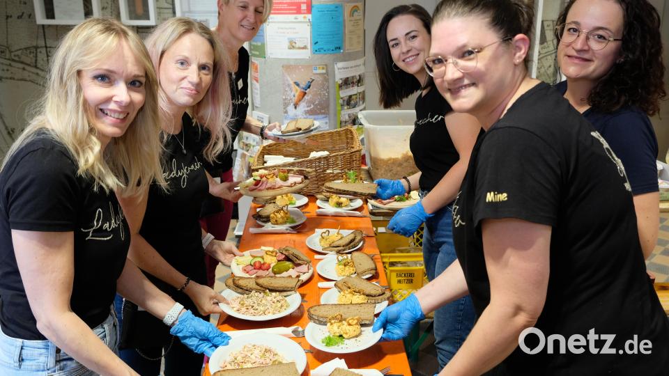 Alle Hände voll zu tun hatten die Ladykracher, um die große Nachfrage nach Winzer-Brotzeiten zu befriedigen. Bild: do