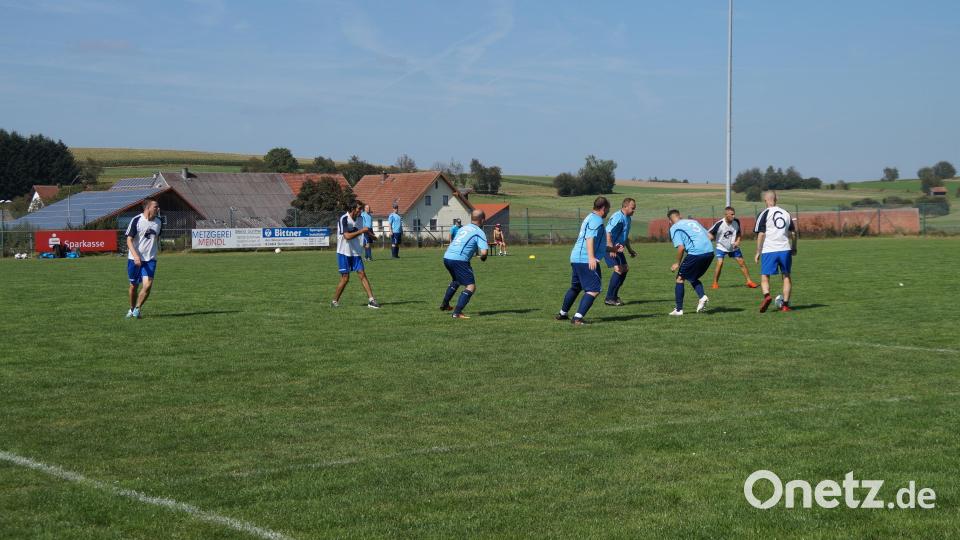 Zehn Mannschaften kämpfen beim Fußballturnier auf dem Gelände des SC Weiding um den Sieg. Bild: wel