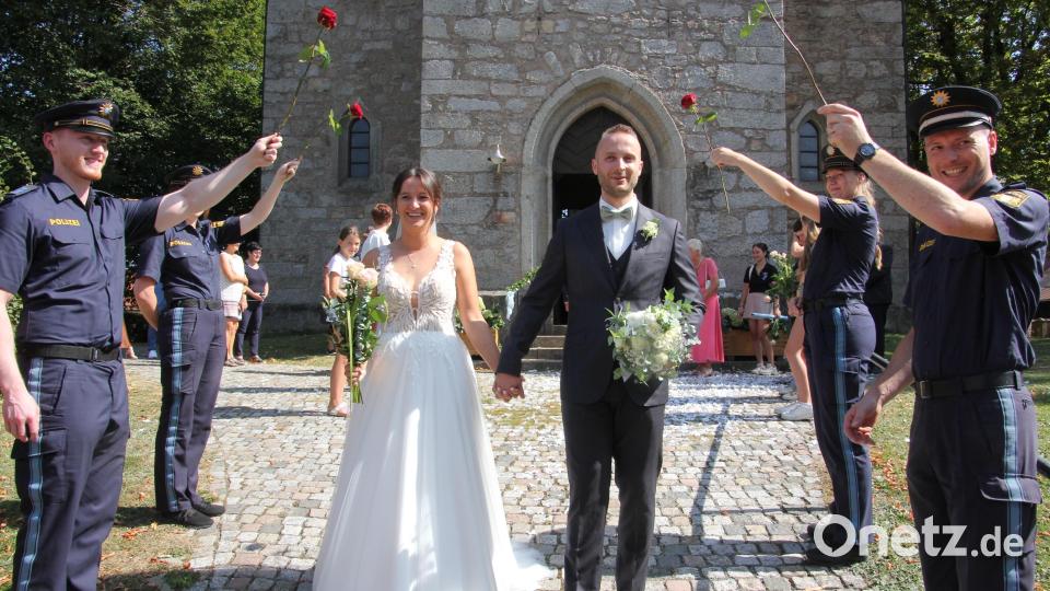 Julia und Henrik Schlegel gaben sich in Plößberg das Jawort. Mit roten Rosen gratulierten Kolleginnen und Kollegen von der Polizeiinspektion Weiden. Bild: kro