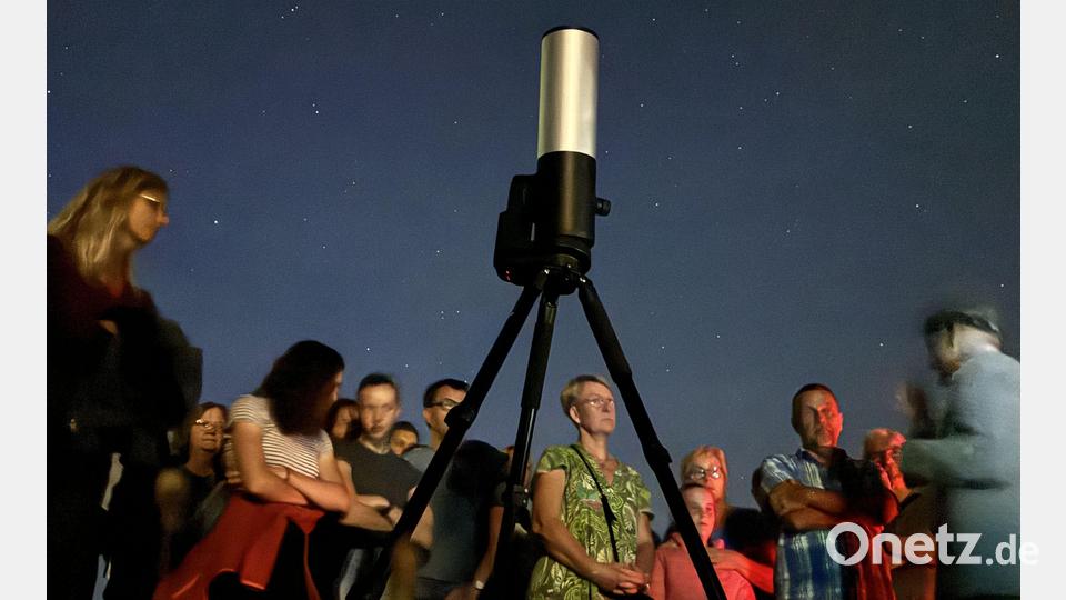 Anlässlich der weltweiten "Earth Night" am 6. September hatten die Sternfreunde Amberg-Ursensollen zum Blick in den Sternenhimmel auf den Dorfplatz Ursensollen eingeladen. Bild: Heike Unger