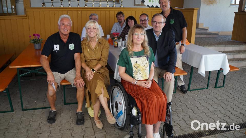 Über den Erfolg des 16. Sport- und Spielefests freuen sich (von links) Josef Hellerbrand, MdL Caroline Trautner, MdL Martin Scharf, stellvertretender Bürgermeister Christian Ring, stellvertretende Landrätin Birgit Höcherl, MdL Tobias Ehrenfried, Schirmherr Alexander Flierl und Engelbert Horn Bild: wel
