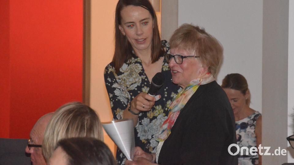 Moderatorin Christine Doss plaudert mit Erika Steger (rechts) über die Gründung des Witt-Stammtischs, der 20 Jahre lang bestand. Bild: Kunz