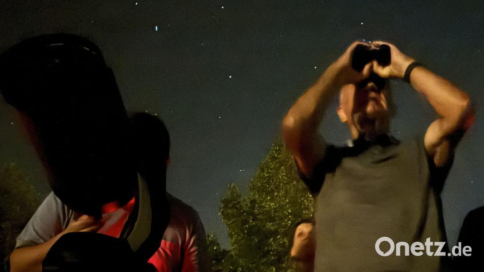 Manches am Nachthimmel kann man auch mit bloßem Auge oder mithilfe eines Fernglases sehen. Der Ursensollener Dorfplatz war, weil nicht ganz dunkel, nicht der optimale Platz dafür. Bild: Heike Unger