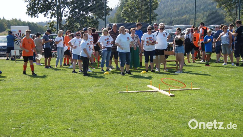 Neun Stationen umfasst der Spieleparcours. Beim Ringe-Ziel-Werfen ist auch Konzentration gefragt. Bild: wel