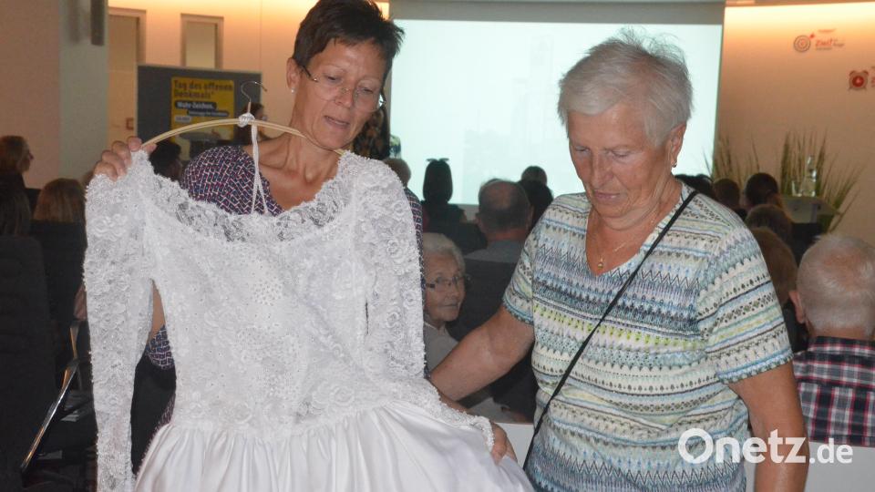Ihr Brautkleid von Anke Reiß wurde von ihrer Mama Rita Reil geschneidert, die ihr Handwerk bei Witt in Ullersricht gelernt hatte. Bild: Kunz