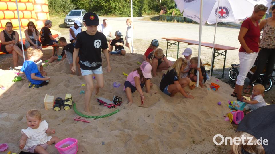 Ihren Spaß hatten die Kinder bei der Schatzsuche im Sandkasten. Bild: bk