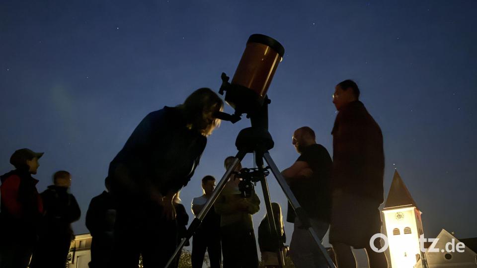 Die Sternfreunde hatten mehrere Teleskope dabei, die den Blick auf Sternhaufen, Ringnebel und den Saturn ermöglichten. Die erhoffte "richtige" Dunkelheit gab's allerdings nicht – der Kirchturm blieb lange hell erleuchtet. Bild: Heike Unger