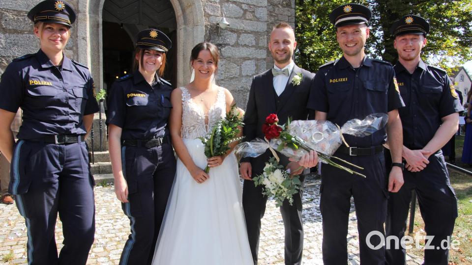 Julia und Henrik Schlegel im Kreis ihrer Kolleginnen und Kollegen. Bild: kro