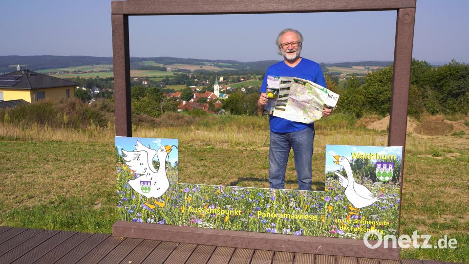 Josef Forster am Aussichtpunkt bei der Panoramawiese am Hirmesbühl Bild: fvo