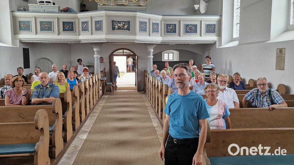 Auf Interesse stoßen die Kirchenführungen mit Pfarrer Ruhs zum Tag des offenen Denkmals. Bild: R. Kreuzer