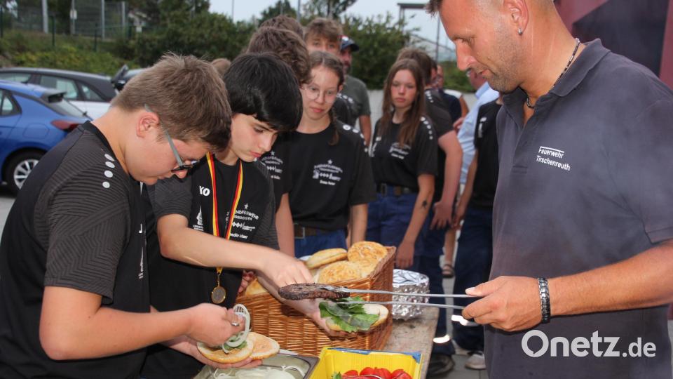 Für die Jugendlichen gab es Burger, die die Feuerwehr vorbereitet hatte. Bild: kro